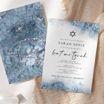 Invitation Bar Mitzvah Bleu Argent Marbre<br><div class="desc">Cette élégante invitation à la bat-mitzvah présente une bordure aquarelle bleu clair imitant le marbre veiné de feuille d'argent fausse, s'estompant progressivement dans le fond blanc. Les mots "bat mitzvah" apparaissent en écriture manuscrite gris charbon, le reste du texte en majuscules serif. Le motif marbré bleu et argent est répété...</div>