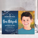 Invitation Bar Mitzvah Photo Navy Blue Ombre Agate Script<br><div class="desc">Soyez fier, réjouissez-vous et présentez cette étape importante de votre Bar Mitzvah préféré ! Envoyer cette invitation photo cool, unique, moderne, personnalisée pour un événement à retenir. Sur le côté gauche, le script blanc, la typographie audacieuse, et l'étoile de David, avec l'agate bleue en acier accentuée de faux veines argentées,...</div>