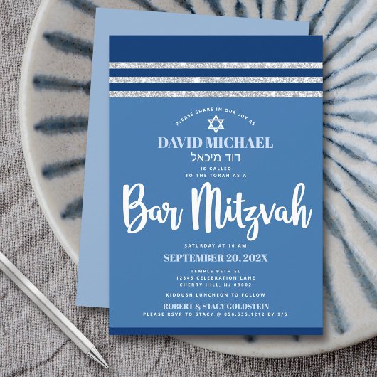 Invitation Bar Mitzvah Tallit Bleu Argent Moderne Écriture Gr