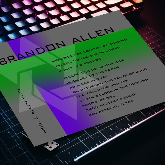 Invitation Bar Mitzvah violet et vert sur n'importe quelle co