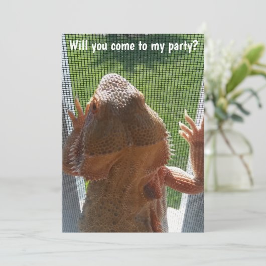 Invitation barbue de fête d'anniversaire de dragon (Debout devant)