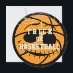Invitation Basket d'Halloween Ball Trick ou Basketball Annive<br><div class="desc">Choisissez cette Halloween Basket Ball Trick ou Basketball Anniversaire Invitation pour votre garçon ou fille d'anniversaire. Doté d'un basket-ball et de filets d'araignée citrouilles,  ce design est parfait pour une fête d'anniversaire de saison éffrayante.</div>