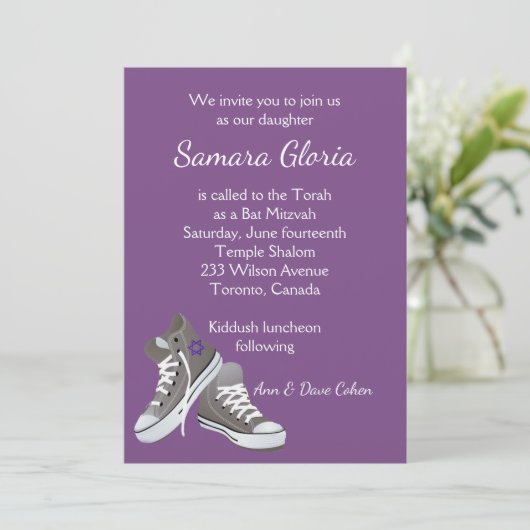 Invitation Bat mitzvah Basket violette (Debout devant)