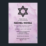 Invitation Bat mitzvah pourpre de regard d'aquarelle de<br><div class="desc">Ces belles invitations de bat mitzvah comportent le regard à la mode et populaire d'aquarelle. Éclabousse assez de couleur de lavande l'arrière - plan. Le texte et l'étoile de David modernes sont dans le noir.</div>