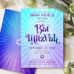 Invitation Bat mitzvah Retro Boho bleu pourpre dégradé gras<br><div class="desc">Soyez fier, réjouissez-vous et présentez ce jalon de votre Bat mitzvah préféré avec cette amusante boho rétro, invitation personnalisée! Une typographie violette et bleu marine amusante, tendance et audacieuse, avec une typographie sans serif moderne, recouvre un arrière - plan de rayons bleu clair turquoise et violet foncé avec des points...</div>