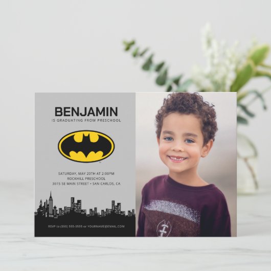 Invitation Batman - Gotham City | Diplôme préscolaire (Debout devant)