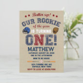 Invitation Batter Notre Petite Rookie Est En Train De Tourner (Debout devant)