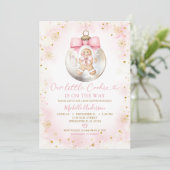 Invitation Baubles de Noël en or rose Baby shower biscuit (Debout devant)