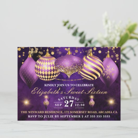 Invitation Baubles de Noël pourpre et or doux 16 (Debout devant)