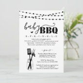 Invitation BBQ bébé - Bébé Sprinkle Baby Q BaByQ Barbeque (Debout devant)