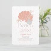 Invitation Beach Babe Seashell Baby shower fille rose (Debout devant)
