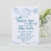 Invitation Beach Bum on the Way, Blue Seashells Baby Shower (Debout devant)