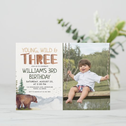 Invitation Bear-Young Wild and Three Boys 3e anniversaire (Debout devant)