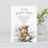 Invitation Bearly Wait Avion Baby shower bleu (Debout devant)