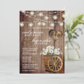 Invitation Beau tonneau en bois rustique et fleurs blanches  (Debout devant)