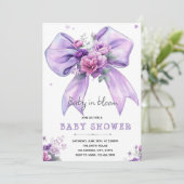 Invitation bébé en fleurs avec un nœud violet (Debout devant)