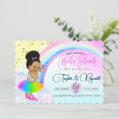 Invitation Bébé Fille Charmante aux Afro-Pouf Arc-en-Ciel Bab (Debout devant)