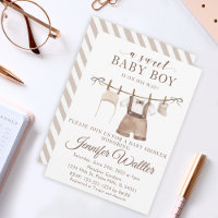 Bébé garçon accroché vêtements baby shower invitat