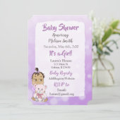 Invitation Bébé hispanique avec un ours en peluche Bébé plus  (Debout devant)