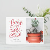 Invitation Bébé son froid dehors rouge script photo (Debout devant)
