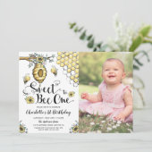 Invitation Beehive Florale Miel Sweet Bee 1er anniversaire Ph (Debout devant)