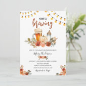 Invitation Beer Baby Is Brewing Fall Baby Shower  (Debout devant)