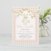 Invitation Beige Gingham Daisy Clothesline Baby Sprinkle  (Debout devant)