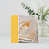 Invitation Belle fête d'anniversaire avec fleur de rose blanc (Debout devant)