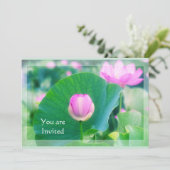 Invitation Belle floraison de feuilles vertes de lotus rose (Debout devant)