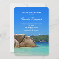 Belle mer tropicale avec douche de plage rocheuse