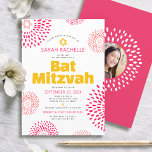 Invitation Belle photo de Bat Mitzvah rose, étoile audacieuse<br><div class="desc">Soyez fiers, réjouissez-vous et mettez en valeur ce jalon de votre Bat Mitzvah préférée avec cette invitation personnalisée amusante, tendance et funky ! Des explosions d'étoiles de fleurs roses et corail rétro avec des étoiles de David, ainsi qu'une typographie sans empattement moderne jaune vif rose et gris foncé, se superposent...</div>