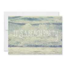 Belles vagues bleues roulantes de la plage