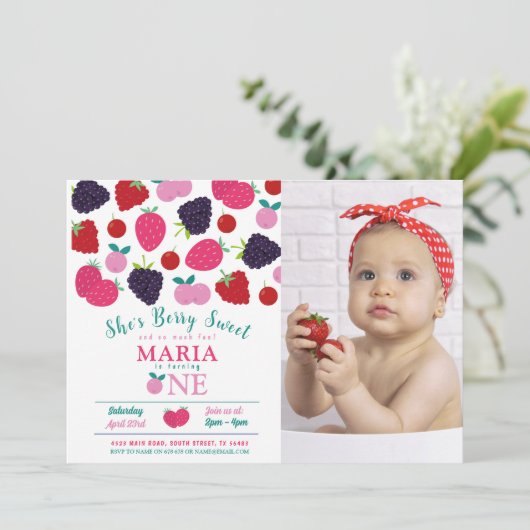 Invitation Berry Sweet One First Birthday Girls Fruit (Debout devant)