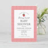 Invitation Berry Sweet Strawberry Baby shower rose (Debout devant)