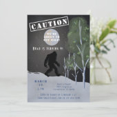 Invitation Big Foot Wild Adventure Anniversaire (Debout devant)
