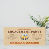 Invitation Billet à thème de la bière Couple Engagement Party (Debout devant)