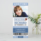 Invitation Billet d'anniversaire de Blue Boy Football Invitat (Debout devant)