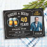 Invitation Billet de bière Hommes Noir 40e anniversaire Photo<br><div class="desc">Vous cherchez des idées de fête du 40e anniversaire pour les hommes? Ces invitations rustiques à la fête d'anniversaire avec un thème de fête de la bière, avec une illustration de deux tasses à bière, le titre "Cheers and Beers", un cadre de billets et un modèle photo, sont... le billet...</div>