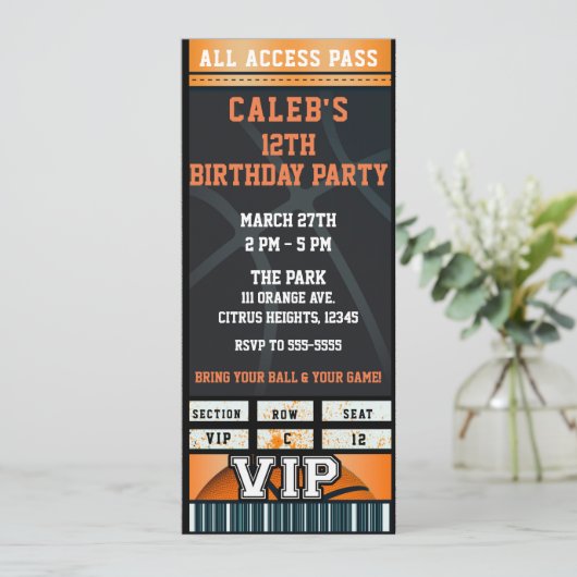 Invitation Billet VIP pour anniversaire de basketball Orange (Debout devant)