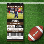 Invitation Billets de football Anniversaire de la fête Photo<br><div class="desc">Préparez-vous pour la fête d'anniversaire ultime avec nos invitations à la fête d'anniversaire de Football style Billets! Conçues pour ressembler à un vrai ticket de football, ces invitations sont parfaites pour le jeune fan de sport de votre vie. L'avant présente une photo de l'enfant d'anniversaire, ce qui rend cette invitation...</div>