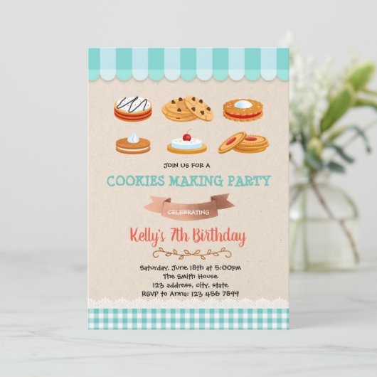 Invitation Biscuits faisant l'invitation de fête (Debout devant)