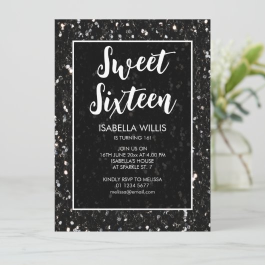 Invitation Black and white sparkles Sweet 16 élégant script (Debout devant)
