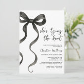 Invitation Black Bow She’s Tying The Knot Fête des mariées (Debout devant)