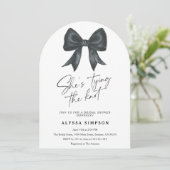 Invitation Black Bow She's tying the knot Bridal Shower (Debout devant)