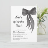 Invitation Black Bow She's Tying the Knot Bridal Shower  (Debout devant)