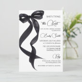 Invitation Black Bow She's Tying the Knot Fête des mariées (Debout devant)