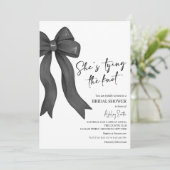 Invitation Black Bow She's Tying the Knot Fête des mariées (Debout devant)