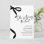 Invitation Black Bow She's Tying the Knot Fête des mariées (Debout devant)