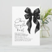Invitation Black Bow She's Tying the Knot Fête des mariées (Debout devant)