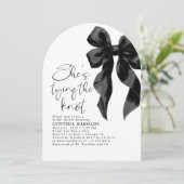 Invitation Black Bow She's Tying the Knot Fête des mariées Ph (Debout devant)